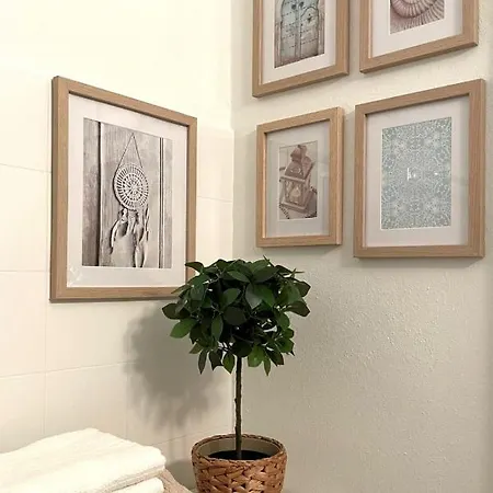 Modern In A Charming Old Town Setting Apartamento *