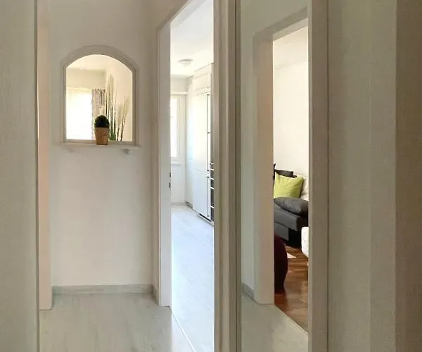 Apartment Modern In A Charming Old Town Setting *